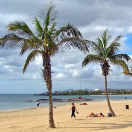 Turistas en la playa de El Reducto, en Arrecife.