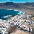 Vista aérea del pueblo de Caleta de Famara.