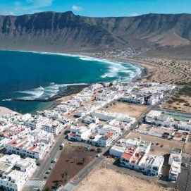 Vista aérea del pueblo de Caleta de Famara.