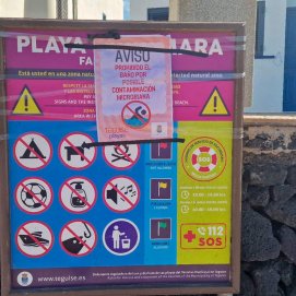 Prohibido el baño en la playa del pueblo de Caleta de Famara.