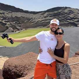 TheGrefg junto a su pareja en el Lago de los Clicos