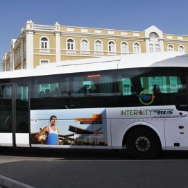 Guagua interurbana frente al Cabildo de Lanzarote
