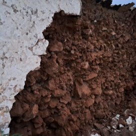 Se cae parte de una vivienda protegida en Tinajo