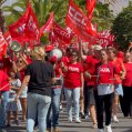 Decenas de trabajadores movilizándose por un nuevo convenio de comercio. Foto: CCOO.