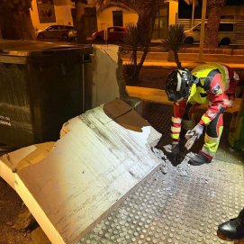 Una guagua impacta contra un muro en San Bartolomé