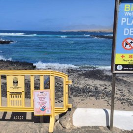 Teguise prohíbe el baño en Caleta de Caballo por contaminación microbiana