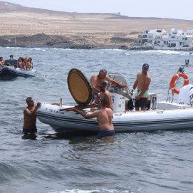 Procesión marítima y fiesta de espuma en La Lapa 2025.