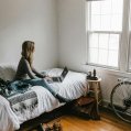 Una joven en su habitación de piso compartido. Alquiler.
