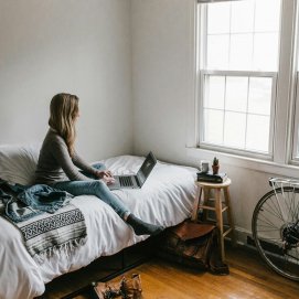 Una joven en su habitación de piso compartido. Alquiler.