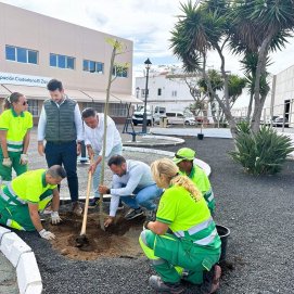 El alcalde de Arrecife, Yonathan de León, y el concejal de Parques y Jardines, Roberto Herbón, en una plantación de nuevos árboles