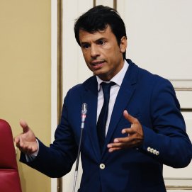 Marcos Bergaz, diputado del PSOE, durante su intervención en el pleno celebrado este martes