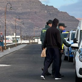 El menor trasladado por agentes de la Guardia Civil tras arribar en un atunero. Foto: Andrea Domínguez.