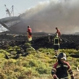 Bomberos junto al atunero encallado en Órzola