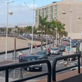 Caravana de coches en Arrecife. La Voz