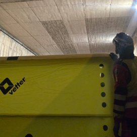 Un bombero con un colchón de vacío en Arrecife