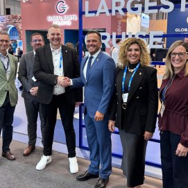 El alcalde Yonathan de León y la concejala de Turismo, Eli Merino, en la feria internacional Seatrade Europa