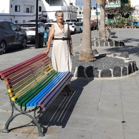 Restauración del banco LGTBI  de Punta Mujeres