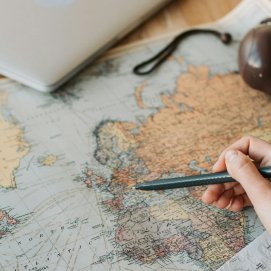 Una persona planifica un viaje. Turismo. Inflación.