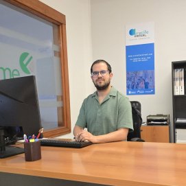 Sergio Perdomo en su despacho. Comercio.