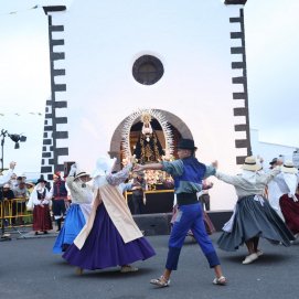 Ofrendas a la Virgen de Los Dolores. Foto: La Voz.