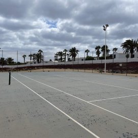 Pista de tenis sin red en el Parque Atlántico