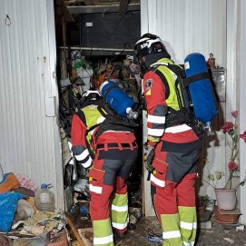 Momento en el que los bomberos entran en la vivienda