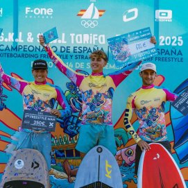 Manuel Morillo en el podio de la Copa de España de Wingfoil