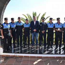 Un grupo de agentes de la Policía Local de San Bartolomé junto al alcalde Isidro Pérez