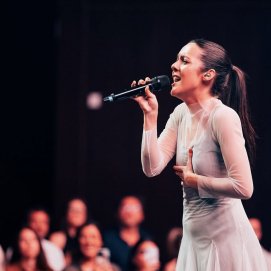 La cantante Valeria Castro