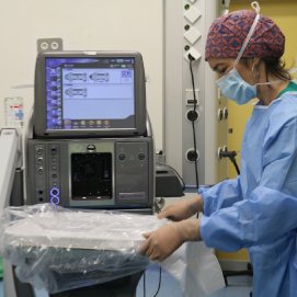 Una sanitaria trabajando en el Hospital Doctor José Molina Orosa.