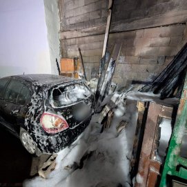Coche afectado por el incendio