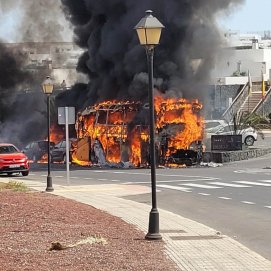 Guagua ardiendo en Playa Blanca