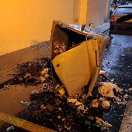 Uno de los contenedores quemados durante la madrugada en San Bartolomé.