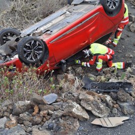 Vuelco de un coche en Haría 