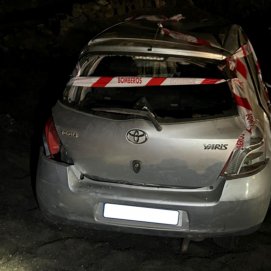 El vehículo afectado en el vuelco en La Geria.