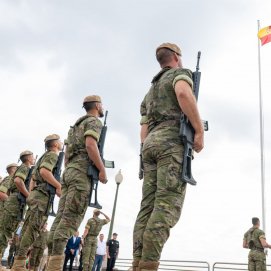 Izada de la Bandera de España en Arrecife 