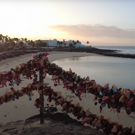 Candados de plástico en Playa Flamingo, Playa Blanca. Extracto del video de David Gainford. 