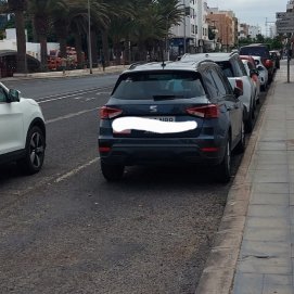 Coches estacionados en la calle Manolo Millares de Arrecife.