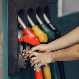 Una mujer repostando gasolina