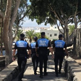 La Policía Local de Arrecife sigue realizando controles anti drogas en los espacios sensibles en los barrios. Ayer en la zona de Los Pinos, Titerroy