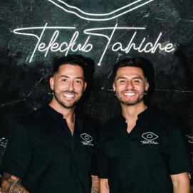 Josué Pérez y Christian Ramírez en el Teleclub de Tahíche que actualmente regentan.