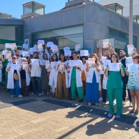 Concentración de los médicos frente al Molina Orosa