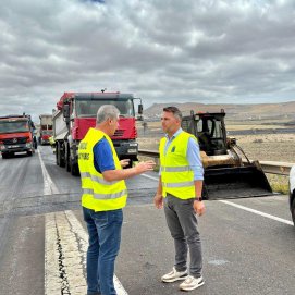 El consejero de Obras Públicas junto al concejal de Obras de Teguise