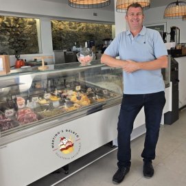 Claudio Martín Boccio en su heladería de Arrecife