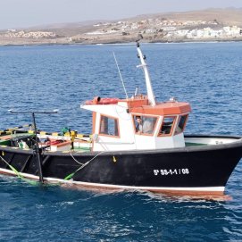 Imagen de archivo de un barco. Transición.
