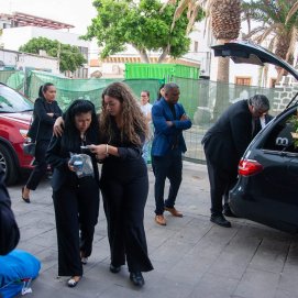 Familiares de Yeray Sánchez en su funeral en Lanzarote. Foto: Juan Mateos