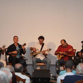 Timples y otras pequeñas guitarra del mundo. Foto: Norberto de León