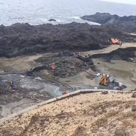 Imagen de la maquinaria trabajando en la limpieza en el Charco del Palo
