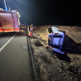 Vuelco de un taxi en la carretera de Yaiza