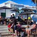 Turistas en una terraza en lanzarote